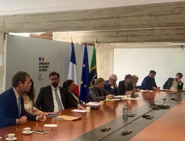Reunião na Embaixada da França • Reprodução