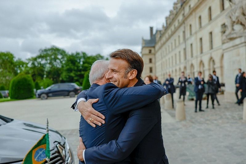 Presidente da República, Luiz Inácio Lula da Silva, e presidente da França, Emmanuel Macron, se abraçando