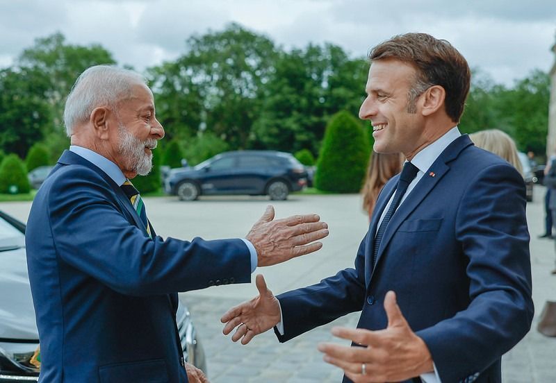Presidente da República, Luiz Inácio Lula da Silva, e presidente da França, Emmanuel Macron, se cumprimentando
