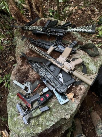 Traficantes cearenses do Comando Vermelho escondidos na Rocinha possuíam armamento pesado • Polícia Militar do Rio de Janeiro