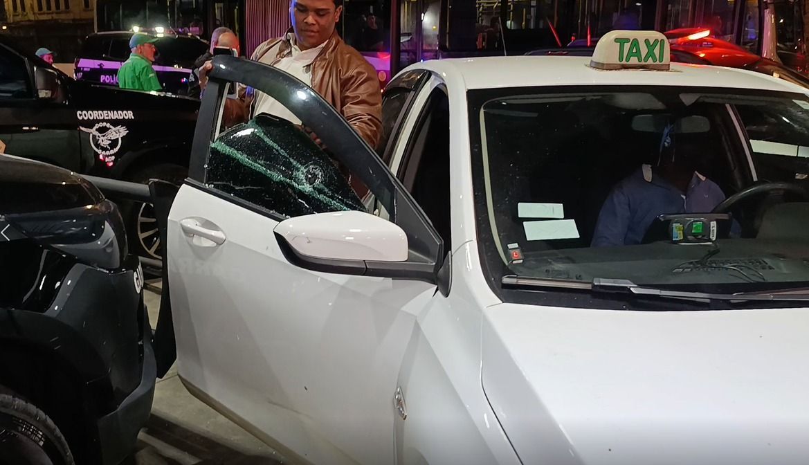 Carro da vítima foi atingido por disparo; ninguém se feriu