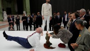 Na França, Lula tenta repetir acrobacia durante exibição de artista brasileiro