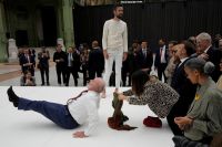 Na França, Lula participa de experiência imersiva em exposição brasileira