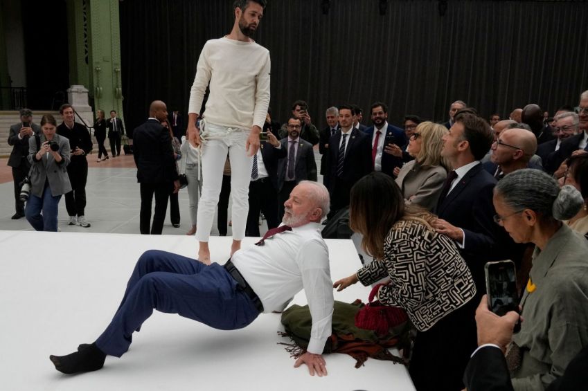 O presidente da República, Luiz Inácio Lula da Silva, em visita à exposição na França • 06/06/25 - Michel Euler/Pool via Reuters