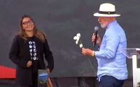 No Dia dos Namorados, Lula dá flores a Janja e beija primeira-dama em MG