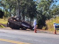 Caminhonete com abelhas vivas tomba e parte do enxame se solta em MG