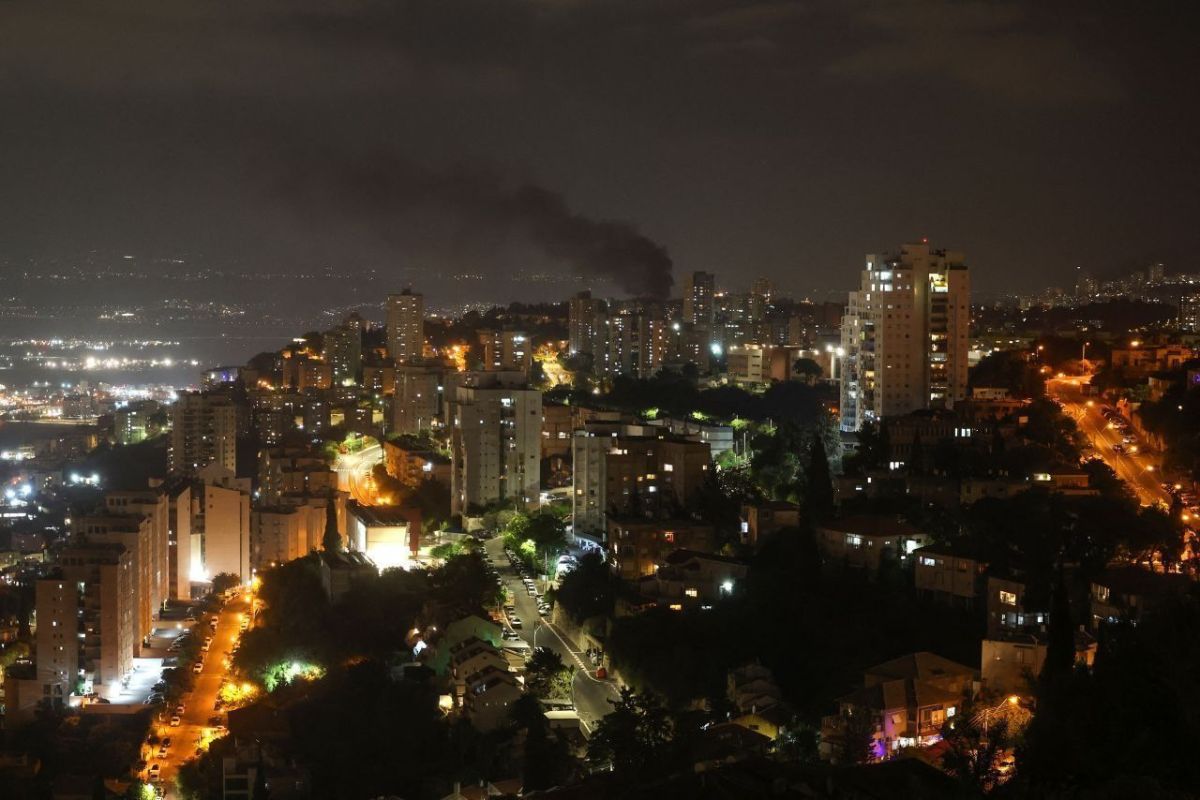 Irão afirma atingir refinaria em Haifa após ataques a depósitos de petróleo em Teerão