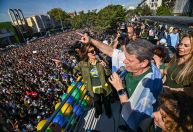 Tarcísio canta durante Marcha para Jesus enrolado em bandeira de Israel
