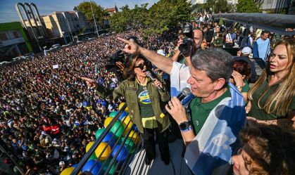 Tarcísio canta durante Marcha para Jesus enrolado em bandeira de Israel