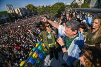 Tarcísio canta durante Marcha para Jesus enrolado em bandeira de Israel