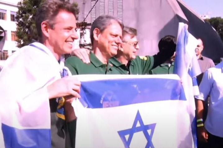 Tarcísio de Freitas durante a Marcha para Jesus nesta quinta-feira (19) • Reprodução