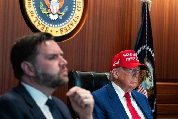 Vice-presidente, JD Vance, e o presidente, Trump, na Sala de Crise • Reuters