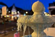 Vídeo: frio congela fonte de água em Gramado, na Serra Gaúcha