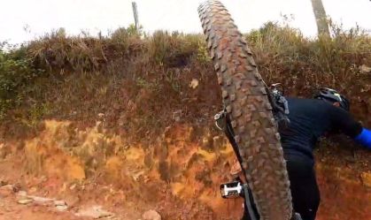 Vídeo: ciclista é resgatado após ficar preso em barranco de estrada em SP