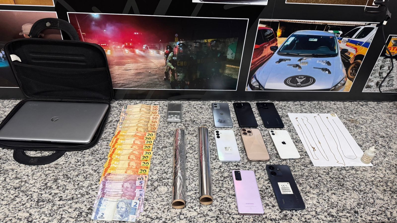 Polícia encontrou aparelhos roubados, correntes de ouro e dinheiro em espécie