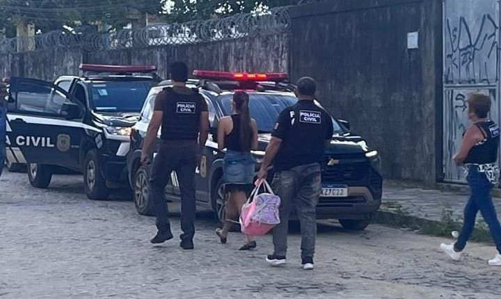 Mulher é presa ao aplicar golpes e furtar armamentos em um clube de tiro na Paraíba