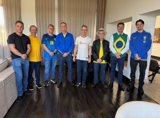 Ex-presidente Jair Bolsonaro (PL) se reune com os governadores de São Paulo, Tarcísio de Freitas (Republicanos), de Minas Gerais, Romeu Zema (Novo), e de Santa Catarina, Jorginho Mello (PL) antes de ato na avenida Paulista. • Reprodução/Redes sociais