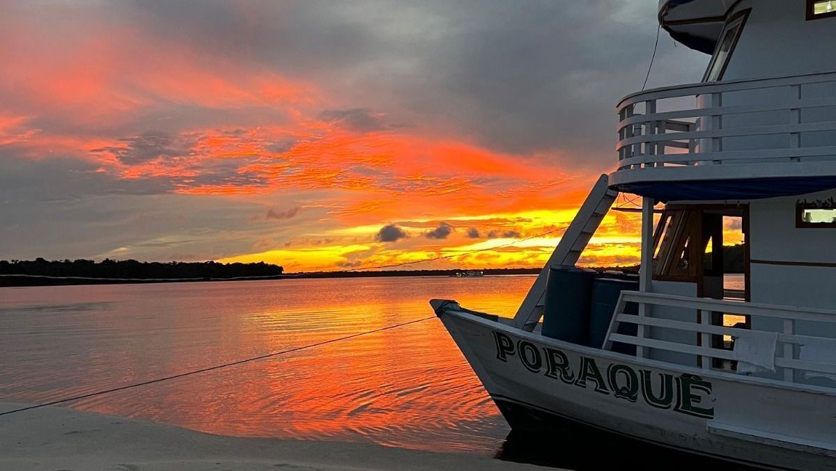 Barco Poraquê tem capacidade para 16 pessoas e conta com 8 suítes, refeitório climatizado e outros detalhes estruturais implementados para pescadores