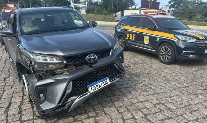 Vídeo: motorista foge da PRF em SC, bate em pedágios e abandona carro no PR