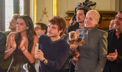 Bruna Marquezine e Xuxa se emocionam em desfile da marca de Sasha; veja