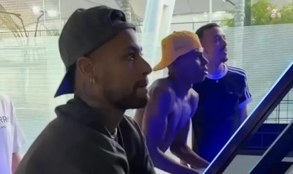 De férias no Brasil, Lamine Yamal joga basquete com Neymar; veja