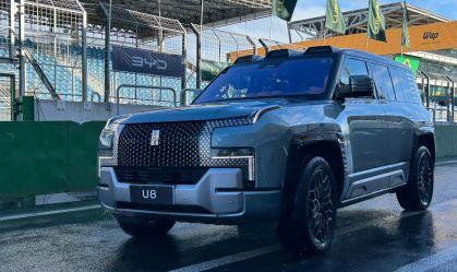 BYD exibe dupla U8 e U9 durante o Festival de Interlagos 2025