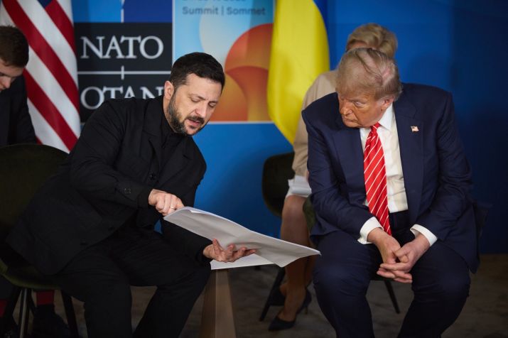 Volodymyr Zelensky e Donald Trump durante cúpula da OTAN • Reprodução X @ZelenskyyUa