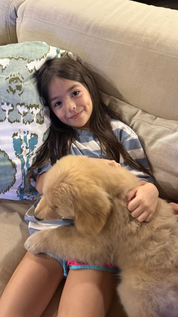 Zoe, filha de Sabrina Sato, com o filhote Maui