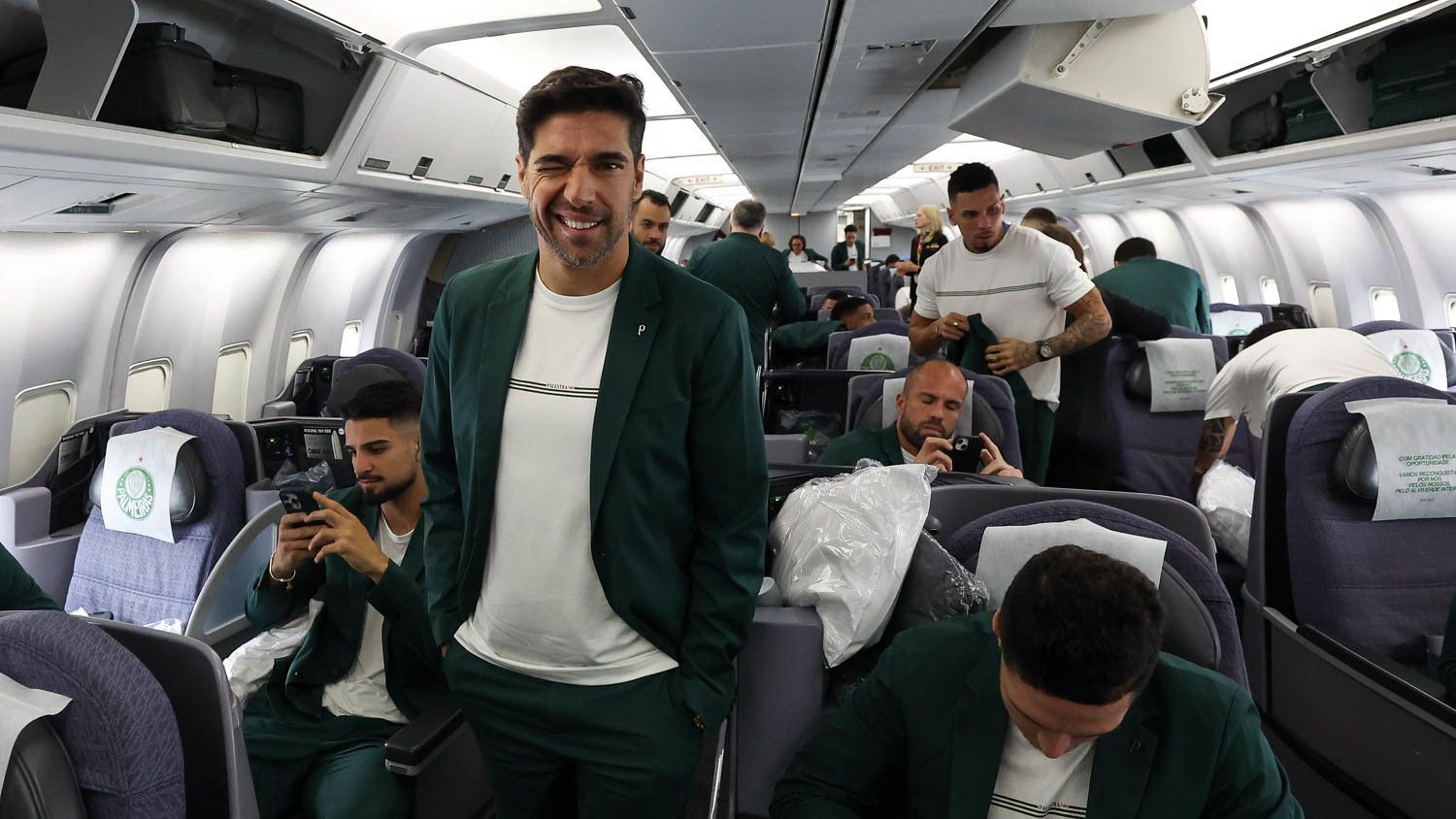 A delegação do Palmeiras dentro do avião que a levou para o Mundial de Clubes