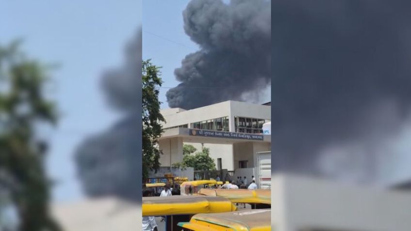 Coluna de fumaça após acidente aéreo na Índia. • Viral Press via Reuters Connect
