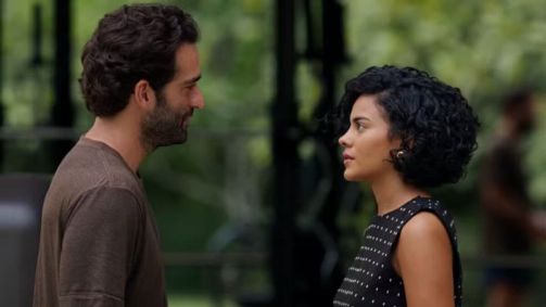 Afonso (Humberto Carrão) e Fátima (Bella Campos) em "Vale Tudo"