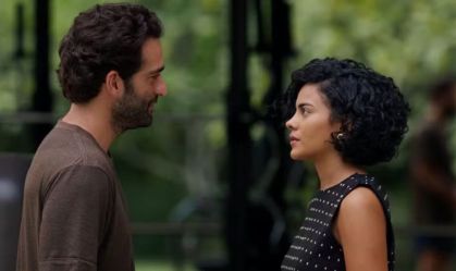 Afonso (Humberto Carrão) e Fátima (Bella Campos) em "Vale Tudo"
