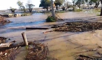 Com fortes ventos, Guaíba inunda áreas próximas à orla em Porto Alegre