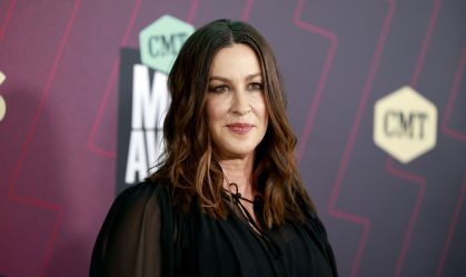 "Ainda sofro com isso", diz Alanis Morissette sobre pensamentos suicidas