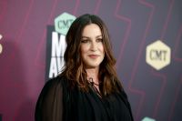 "Ainda sofro com isso", diz Alanis Morissette sobre pensamentos suicidas