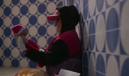 Aldeíde adota bebê reborn em "Vale Tudo"