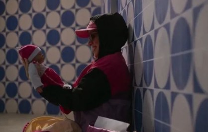 Aldeíde adota bebê reborn em "Vale Tudo"