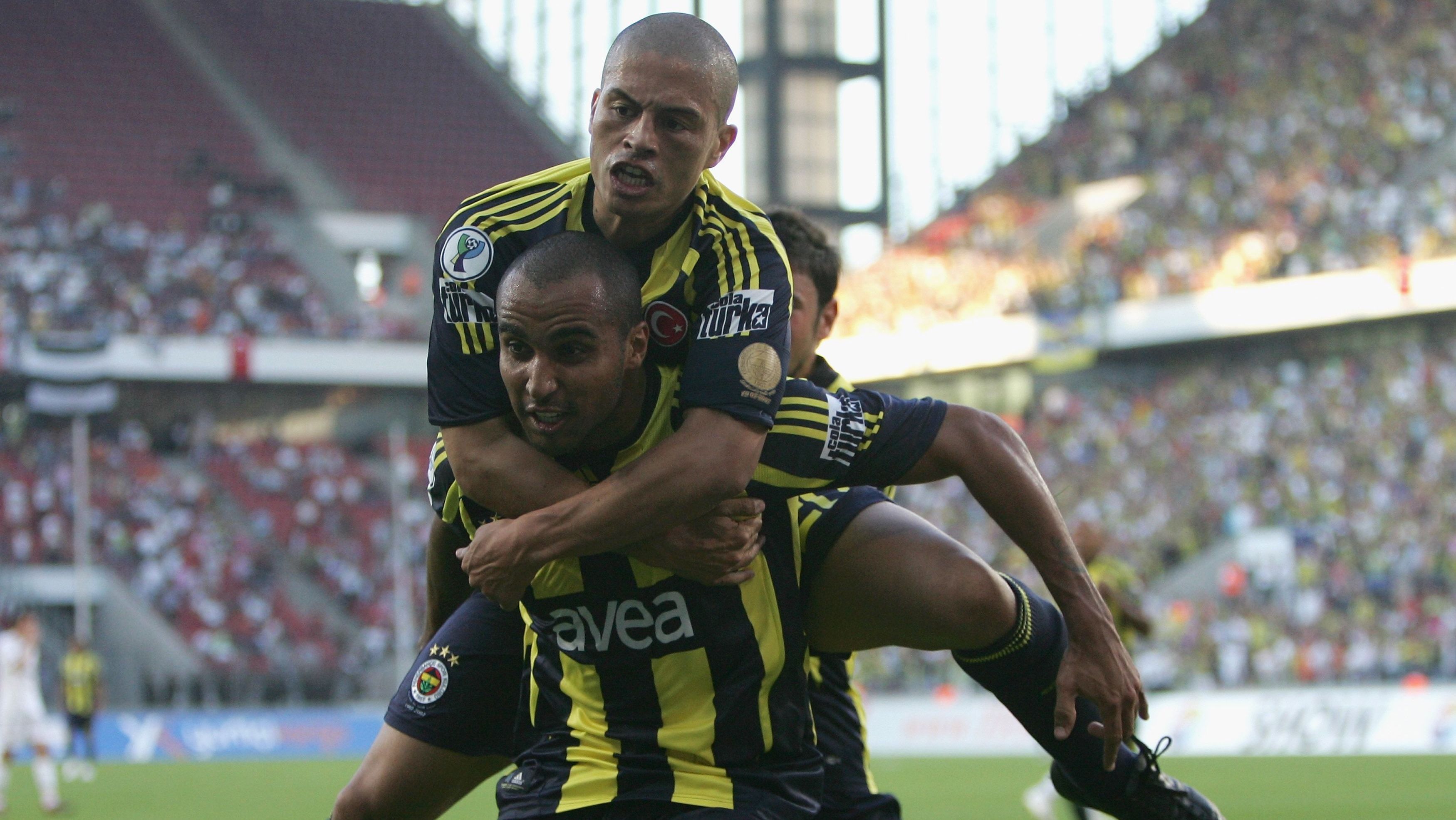 Deivid e Alex comemoram gol do Fenerbahçe