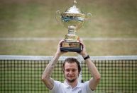 Bublik dá show, vence Medvedev e conquista título em Halle