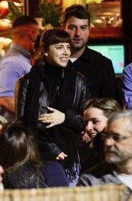 Alice Wegmann beija affair após rumores de romance com Humberto Carrão ...