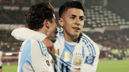 Julián Alvarez e Thiago Almada comemoram gol da Argentina sobre o Chile