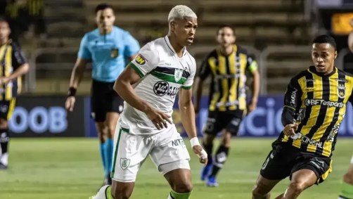 Jogadores do América-MG e Volta Redonda em jogo pelo Campeonato Brasileiro Série B