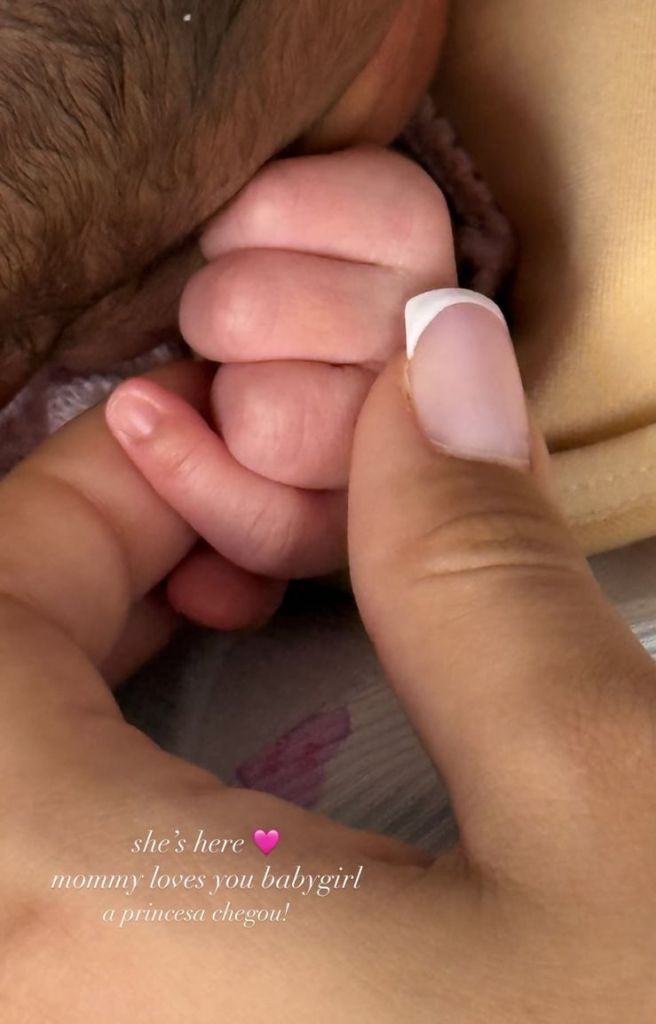 Ana Zortea anunciou o nascimento da filha em stories do Instagram
