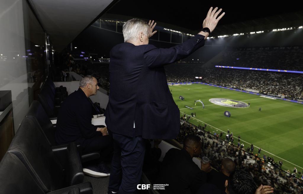 Ancelotti acena para a torcida em camarote na Neo Química Arena