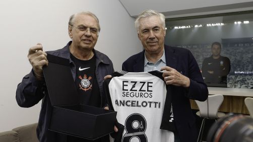 Carlo Ancelotti é presenteado com camisa do Corinthians pelo presidente interino do clube, Osmar Stábile