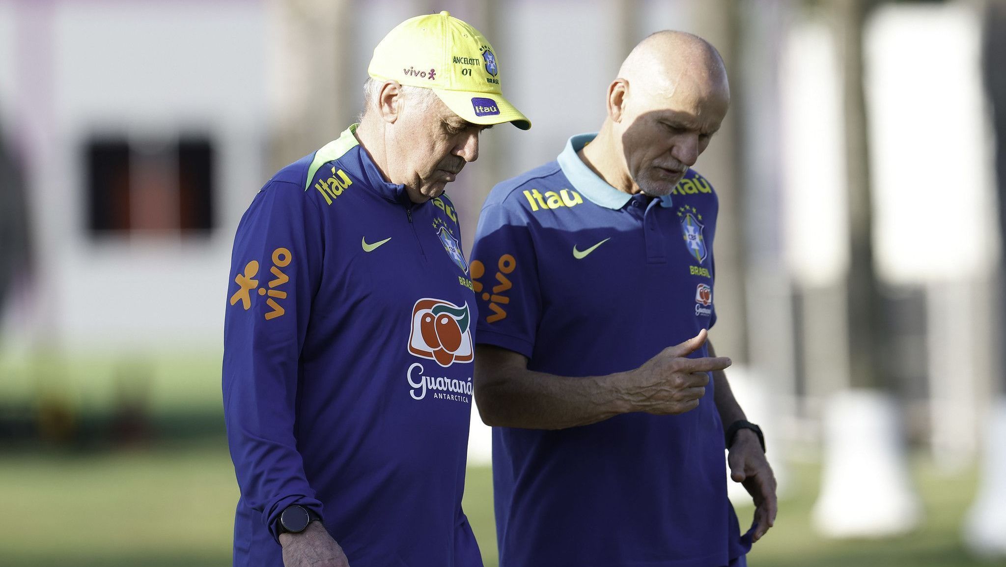 Ancelotti conversa com Taffarel em treino da Seleção Brasileira