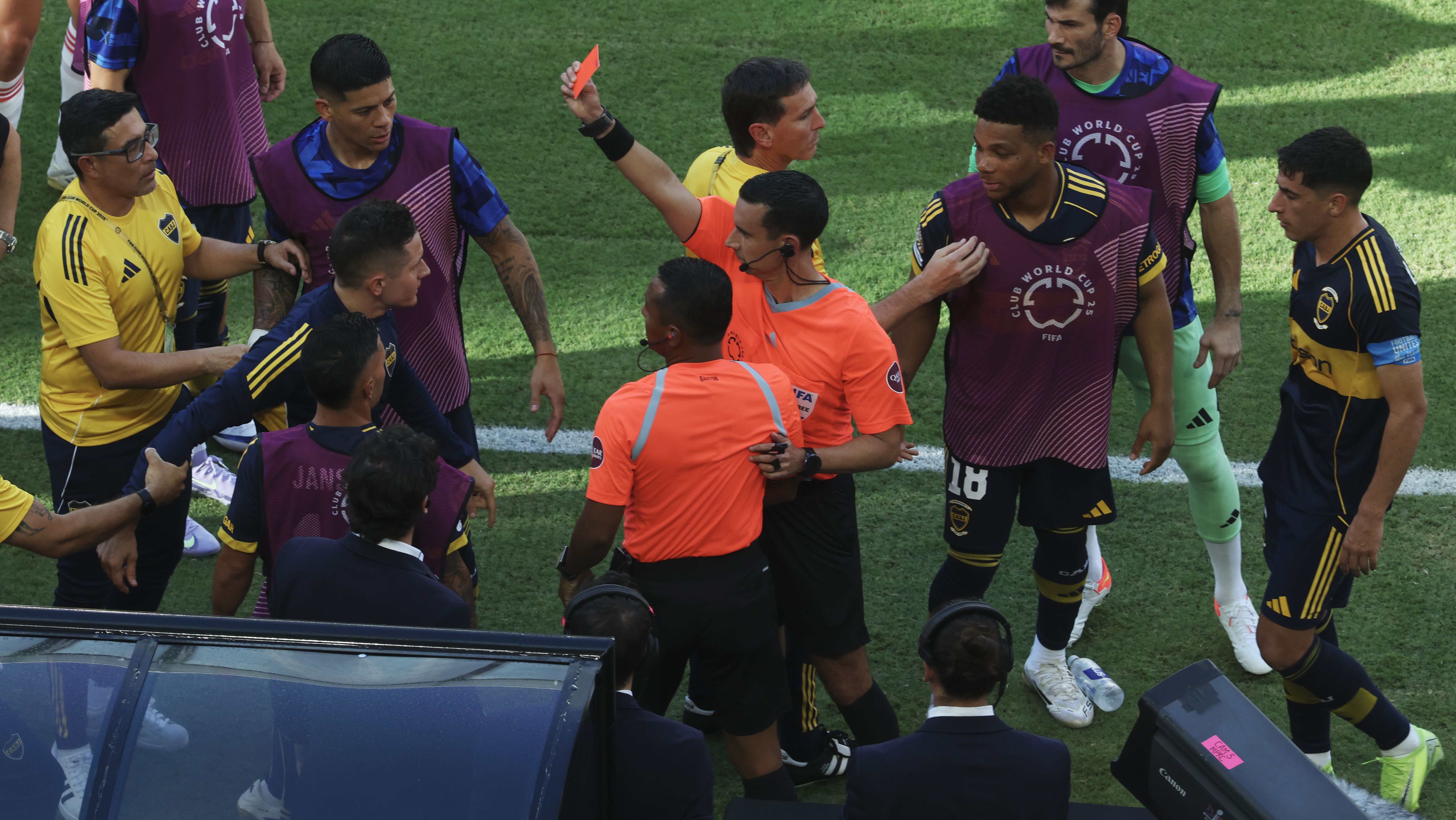 Já no banco, Ander Herrera, do Boca Juniors, é expulso