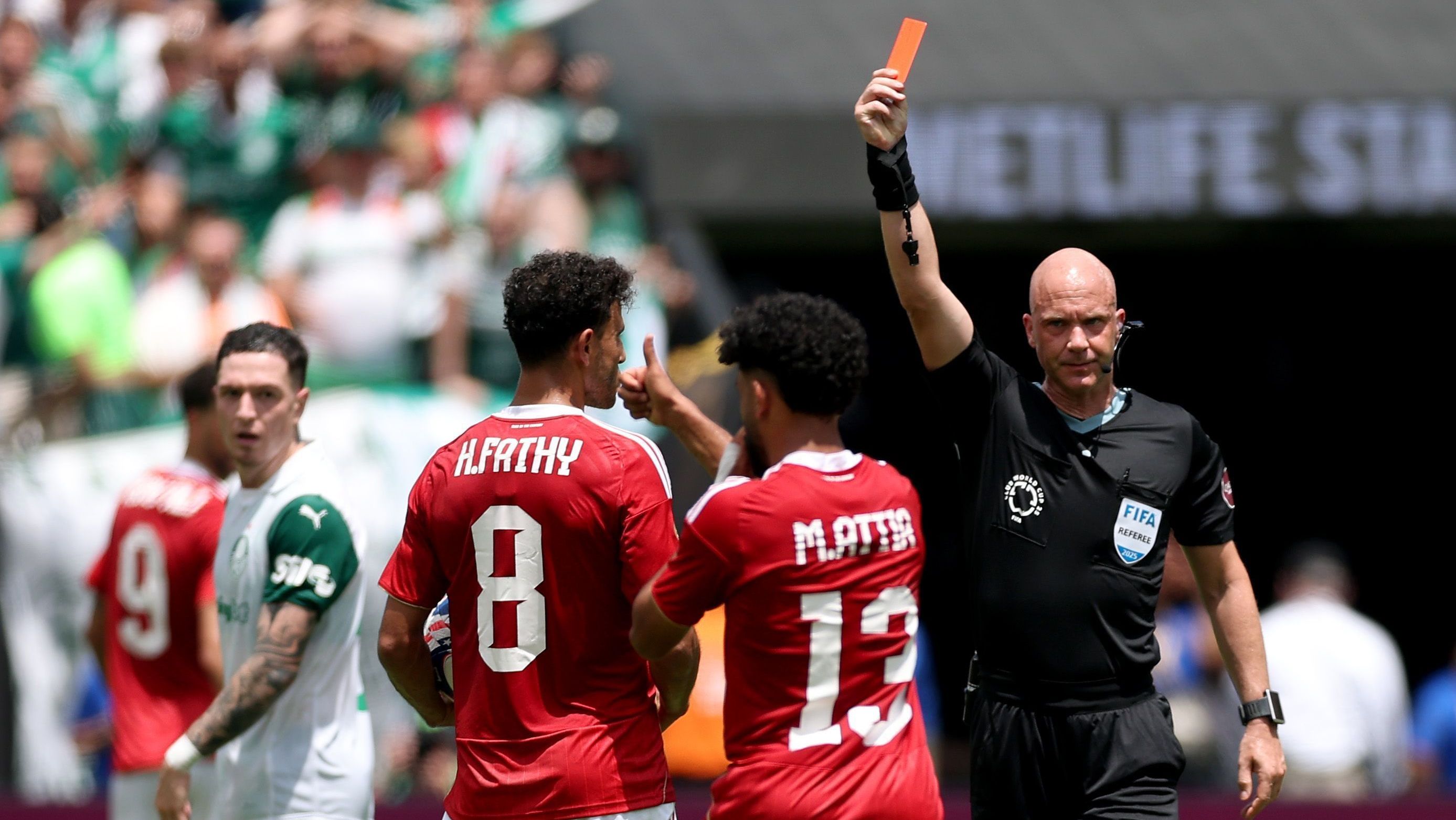 Árbitro Anthony Taylor expulsou Raphael Veiga em partida entre Palmeiras e Al Ahly, mas voltou atrás após rever o lance no VAR