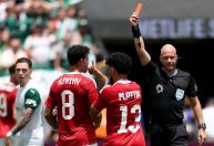 Árbitro que expulsou Veiga já foi suspenso por recorde de cartões em jogo