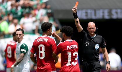 Árbitro que expulsou Veiga já foi suspenso por recorde de cartões em jogo